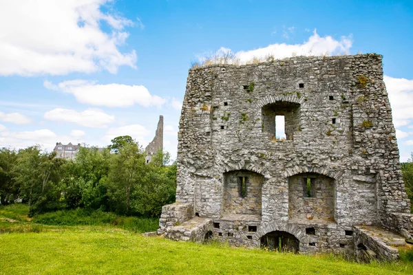 Uma vista panorâmica do castelo de Trim no Condado de Meath, no Rio Boyne, Irlanda. É o maior castelo anglo-normanda da Irlanda — Fotografia de Stock