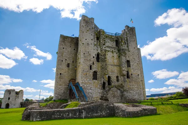 En panoramautsikt över Trim Castle i County Meath vid floden Boyne, Irland. Det är Irlands största anglo-normandiska slott. — Stockfoto