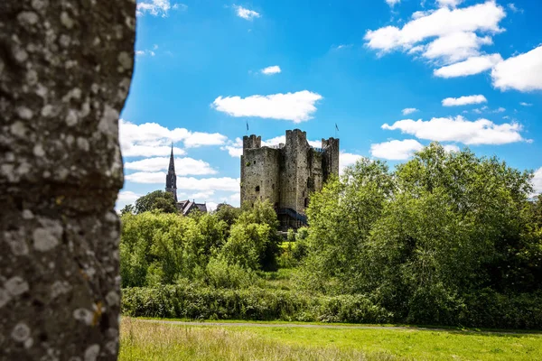 A panorámás kilátás nyílik Trim kastély Megyei Meath a folyó Boyne, Írország. Ez Írország legnagyobb angol-normann kastélya. — Stock Fotó