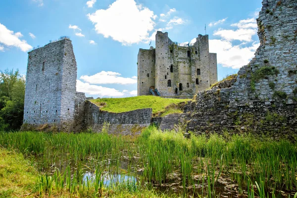 A panorámás kilátás nyílik Trim kastély Megyei Meath a folyó Boyne, Írország. Ez Írország legnagyobb angol-normann kastélya. — Stock Fotó