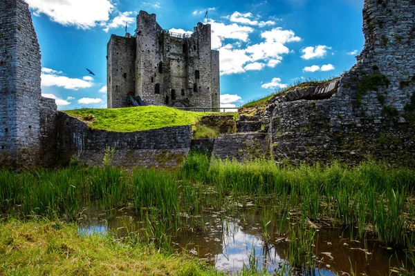 A panorámás kilátás nyílik Trim kastély Megyei Meath a folyó Boyne, Írország. Ez Írország legnagyobb angol-normann kastélya. — Stock Fotó