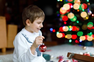 Güzel çocuk ve renkli eski yılbaşı oyuncakları ve topları. Çocuk Noel ağacı süslemesi