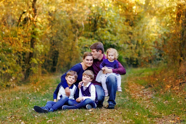 Portrait of young parents with three children. Mother, father, two kids brothers boys and little cute toddler sister girl having fun together in autumn forest. Happy family of five — Stock Photo, Image