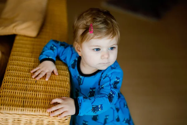 Retrato de pequena menina bonito aprendendo andando e de pé. Menina da criança adorável em casa. Bela criança bebê em roupas casuais — Fotografia de Stock