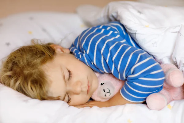 Cute little toddler girl sleeping in bed with favourite soft plush toy lama. Adorable baby child dreaming, healthy sleep of children by day. — Stock Photo, Image