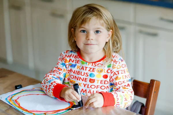 Klein peuter meisje schilderen regenbogen met kleurpotlood tijdens pandemische coronavirus quarantaine ziekte. Kinderen schilderen regenbogen over de hele wereld met de woorden Laten we allemaal gezond zijn. Gelukkig kind — Stockfoto