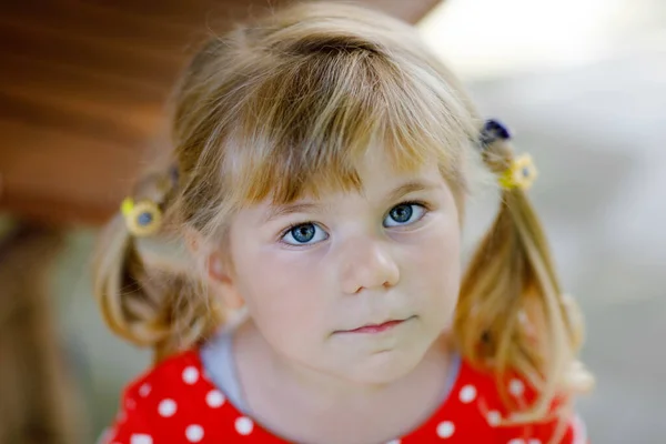 3年の愛らしいかわいい幼児の女の子の肖像画。金髪の美しい赤ちゃんがカメラを見て笑っています。幸せな健康な子供. — ストック写真