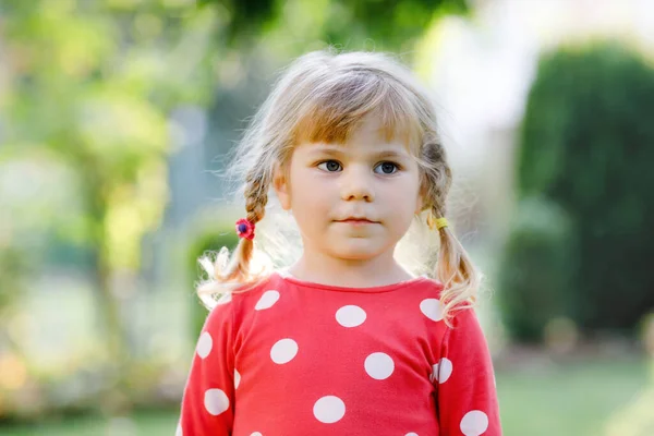 Retrato de adorável menina da criança bonito de três anos. Bebê bonito com cabelos loiros olhando e sorrindo para a câmera. Criança feliz e saudável. — Fotografia de Stock