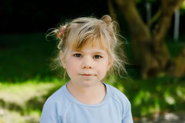 Retrato de adorable linda niña de tres años. Hermoso bebé con cabellos rubios mirando y sonriendo a la cámara. Feliz niño sano. — Foto de Stock