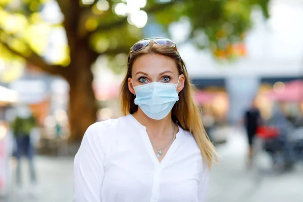 Retrato de una joven hermosa mujer con máscara médica como protección contra el virus de la corona. Hora de la pandemia covid en Europa y en el mundo. Seguridad para las personas. — Foto de Stock