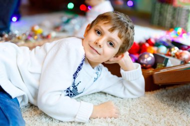 Güzel çocuk ve renkli eski Noel oyuncakları ve top eski bavulda..