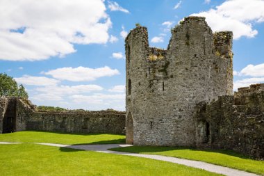 İrlanda, Boyne Nehri 'ndeki County Meath' deki Trim kalesinin panoramik görüntüsü. İrlanda 'daki en büyük Anglo-Norman kalesidir.