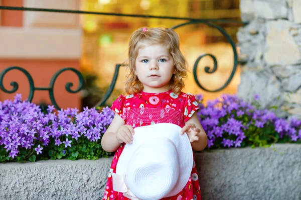 Retrato de bela menina pequena gorgeus adorável criança em rosa verão olhar roupas, vestido de moda, meias de joelho e chapéu. Criança bebê saudável feliz posando na frente da casa colorida. — Fotografia de Stock