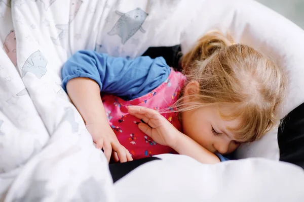 Söt liten flicka som sover i sängen. Bedårande barn drömmer, frisk sömn av barn på dagen. — Stockfoto