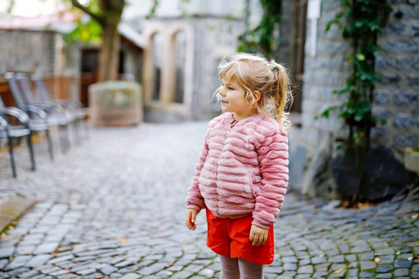 Porträt von entzückenden niedlichen Kleinkind Mädchen von drei Jahren. Wunderschönes Baby mit blonden Haaren, das in die Kamera blickt und lächelt. Glückliches gesundes Kind. — Stockfoto