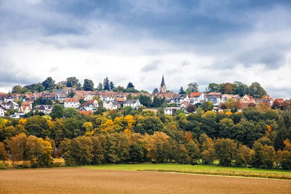 Vista de la ciudad alemana Homberg Ohm, Hessen, Alemania. Hermosa ciudad pequeña en el día de otoño. —  Fotos de Stock