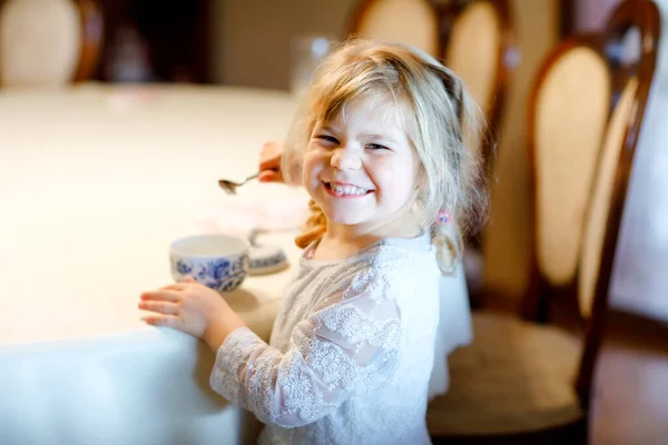 A kislány házi joghurtot eszik reggelire. Aranyos egészséges boldog gyermek étkezés közben. — Stock Fotó