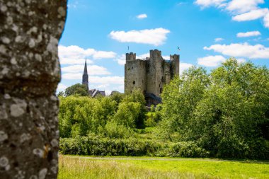 İrlanda, Boyne Nehri 'ndeki County Meath' deki Trim kalesinin panoramik görüntüsü. İrlanda 'daki en büyük Anglo-Norman kalesidir.