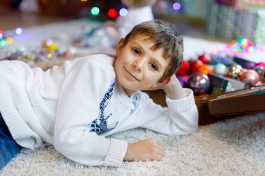 Güzel çocuk ve renkli eski Noel oyuncakları ve top eski bavulda..