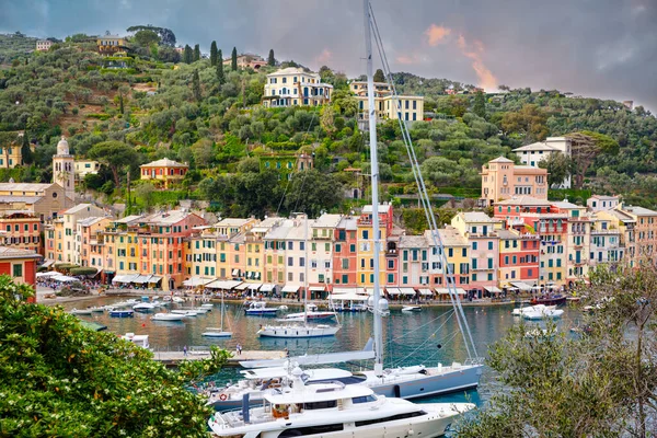 Prachtig klein dorpje Portofino met kleurrijke huizen, luxe boten en jachten in kleine baai haven. Liguria, Italië. Op warme brigth zomerdag — Stockfoto