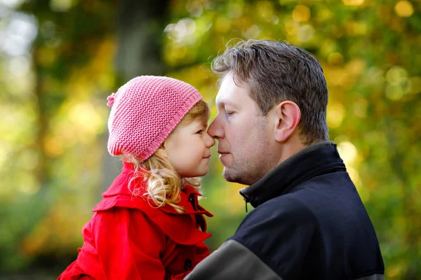 Šťastný mladý otec baví roztomilé batole dcera, rodinný portrét spolu. Muž s krásnou holčičkou v podzimním lese nebo parku. Táta s malým dítětem venku, objímající se. Láska, sblížení. — Stock fotografie