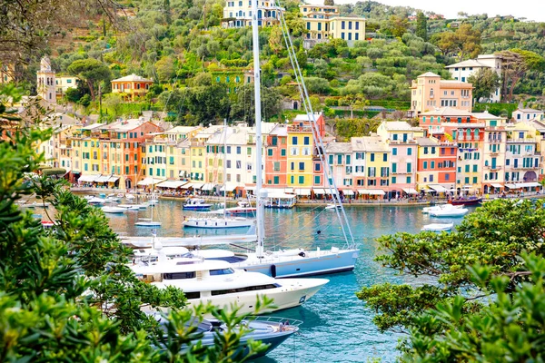Portofino 'nun küçük limanında renkli evleri, lüks tekneleri ve yatları olan güzel küçük bir köyü var. Liguria, İtalya. Sıcak bir yaz gününde — Stok fotoğraf