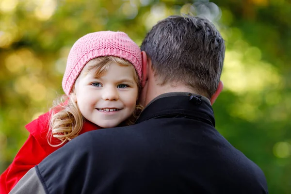 Feliz padre joven que se divierte linda hija del niño, retrato familiar juntos. Hombre de mediana edad con una hermosa niña en el bosque o parque de otoño. Papá con un niño pequeño al aire libre, abrazándose. Amor, unión — Foto de Stock