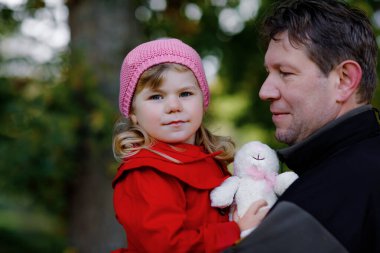 Mutlu genç baba, küçük kızıyla eğleniyor, aile portresi çiziyor. Sonbahar ormanında ya da parkta güzel bir kızı olan orta yaşlı bir adam. Baba ve küçük çocuk dışarıda, kucaklaşıyorlar. Aşk, bağlanma