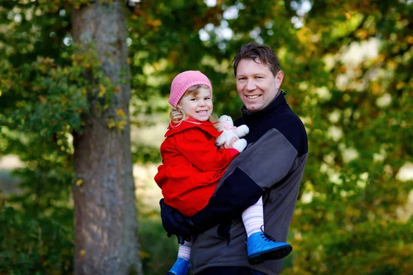 Glad ung far har roligt söt småbarn dotter, familj porträtt tillsammans. Medelålders man med vacker liten flicka i höst skog eller park. Pappa med barn utomhus, kramas. Kärlek, band — Stockfoto