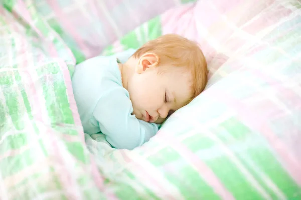 En söt liten flicka som sover i sängen. Lugn fridfull barn drömmer under dagtid sömn. Vacker bebis i föräldrarnas säng. Att sova tillsammans konceptet. — Stockfoto