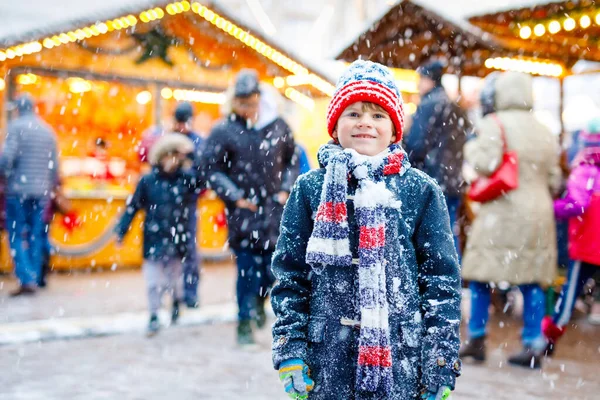 Pequeno garoto bonito menino se divertindo no tradicional mercado de Natal alemão.. Criança feliz desfrutando do tradicional mercado familiar na Alemanha, Munique. Rindo menino em roupas coloridas — Fotografia de Stock