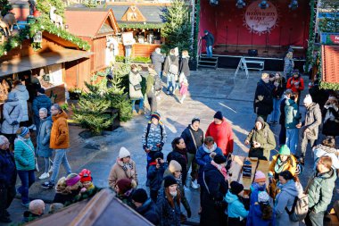 Frankfurt, Hesse, Almanya - 1 Aralık 2024: Aydınlatılmış Bethmannchen standı, Noel Baba figürü ve tarihi binaların altındaki kalabalık