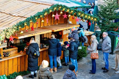 Frankfurt, Hesse, Almanya - 1 Aralık 2024: Aydınlatılmış Bethmannchen standı, Noel Baba figürü ve tarihi binaların altındaki kalabalık