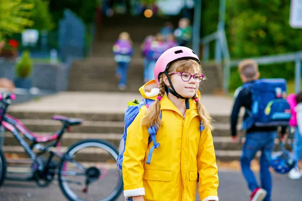 Küçük kız okula yürüyor. Okul bahçesinde çantalı ve gözlüklü şirin bir çocuk. Okula dönelim. Mutlu okul zamanları.