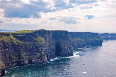 Muhteşem Moher Kayalıkları County Clare, İrlanda Burren bölgenin güneybatı kenarında bulunan deniz kayalıkları vardır. Vahşi Atlantik yolu.