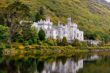 Connemara, County Galway, İrlanda, Avrupa su yansımaları ile Kylemore Abbey. Benedictine manastırı 1920 yılında Kylemore Kalesi'nin arazisinde kurulmuştur. Mainistir na Coille Moire.