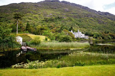 Connemara, County Galway, İrlanda, Avrupa su yansımaları ile Kylemore Abbey. Benedictine manastırı 1920 yılında Kylemore Kalesi'nin arazisinde kurulmuştur. Mainistir na Coille Moire.