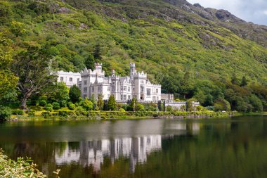 Connemara, County Galway, İrlanda, Avrupa su yansımaları ile Kylemore Abbey. Benedictine manastırı 1920 yılında Kylemore Kalesi'nin arazisinde kurulmuştur. Mainistir na Coille Moire.