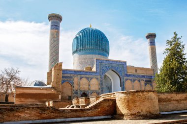 Özbekistan, Semerkand 'daki güzel Gur-e-Amir mozolesi. Güneşli bir günde dış görünüş. Guri Amir. Eski Arapça 'da Tanrı duvarlarda büyüktür..