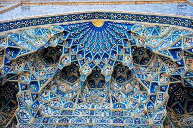 Özbekistan, Semerkand 'daki güzel Gur-e-Amir mozolesi. Güneşli bir günde dış görünüş. Guri Amir. Eski Arapça 'da Tanrı duvarlarda büyüktür..