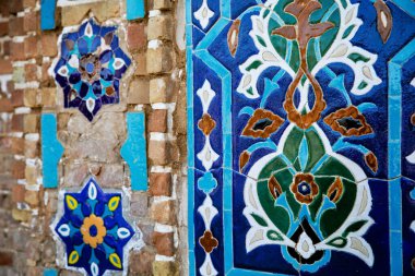 Özbekistan, Semerkand 'daki güzel Gur-e-Amir mozolesi. Güneşli bir günde dış görünüş. Guri Amir. Eski Arapça 'da Tanrı duvarlarda büyüktür..