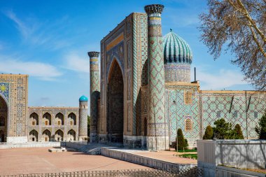 Semerkant, Özbekistan 'daki Registan Meydanı. Eski Arapça 'da Tanrı duvarlarda büyüktür..