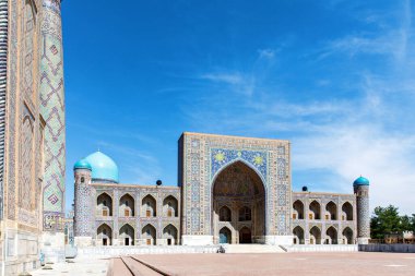 Semerkant, Özbekistan 'daki Registan Meydanı. Eski Arapça 'da Tanrı duvarlarda büyüktür..