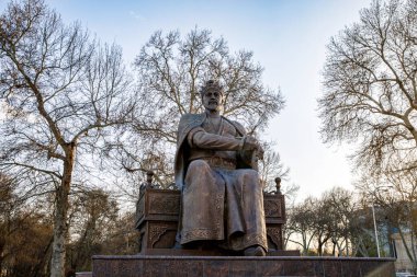 SAMARKAND, UZBEKISTAN - 27 Mart 2024: Güneşli bir bahar gününde Tamerlane Amir Timur anıtı.