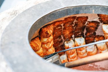 Özbek Samsa ya da Sambousak doğudaki et, peynir ya da sebze ile doldurulmuş yemeğin Semerkand ya da Buhara, Özbekistan 'daki sokak pazarında hazırlanması.