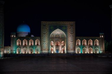 Semerkant, Özbekistan 'daki renkli Registan Meydanı. Gece Samarqand. Eski Arapça 'da Tanrı duvarlarda büyüktür..