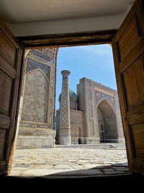 Semerkant, Özbekistan 'daki Registan Meydanı. Eski Arapça 'da Tanrı duvarlarda büyüktür..
