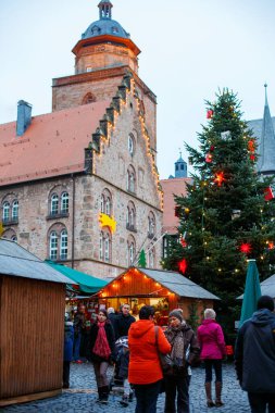 ALSFELD, GERMANY - 14 Aralık 2014: Yılbaşı dekorasyonlu eski pazar yeri, mağazalı eski evler, restoranlar ve Noel pazarının ziyaretçileri. Geleneksel Noel pazarı.