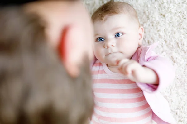 Heureux Jeune Pere Fier De S Amuser Avec Bebe Fille Portrait De Famille Ensemble Papa Avec Une Petite Fille Cherie Un Nouveau Ne Qui Regarde Papa Liaison Famille Nouvelle Vie Papa Heureux Jeune Pere Fier De S Amuser Avec Bebe Fille Portrait De Famille Ensemble Papa Avec Une Petite Fille Cherie Un Nouveau Ne Qui Regarde Papa Liaison Famille Nouvelle Vie Papa