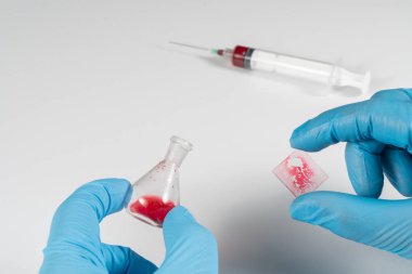 Kan analizi, şırıngalı doktor.